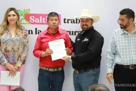 Diego Fuentes Aguirre, director de Desarrollo Rural (sombrero), recorre los ejidos de Saltillo para ofrecer apoyo a las familias vulnerables.