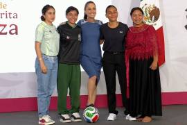 Sheinbaum reconoció a las jóvenes ganadoras del concurso “Representa a México en la Inauguración del Mundial” y afirmó que simbolizan el crecimiento del futbol femenil y el talento juvenil del país.