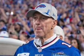 El miembro del Salón de la Fama mejora en su estado de salud y espera asistir a la inauguración del nuevo estadio de los Buffalo Bills.