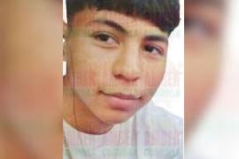 El adolescente cuenta con un tatuaje de una calavera en la mano izquierda.