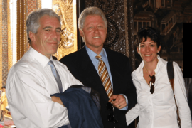 De izquierda a derecha: Jeffrey Epstein, Bill Clinton y Ghislaine Maxwell durante un viaje a Tailandia en el año 2002.