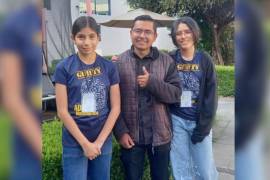 Layla y Valeria, acompañadas por su maestro Brandon Sarabia, conforman el equipo que conquistó la medalla de plata en la Olimpiada Nacional de Matemáticas.
