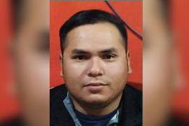 Entre las señas particulares destacan cicatrices en el rostro, rodilla y tibia, elementos que podrían facilitar su identificación.