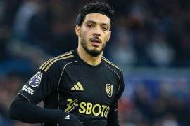 Raúl Jiménez no logró marcar diferencia en ataque durante la caída del Fulham 1-0 ante Leeds United en la jornada 22 de la Premier League.