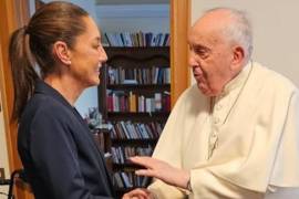 Claudia Sheinbaum expresó su solidaridad con el papa Francisco ante su estado de salud y resaltó su relevancia global. Destacó su enfoque progresista y su defensa del medio ambiente y la justicia social.