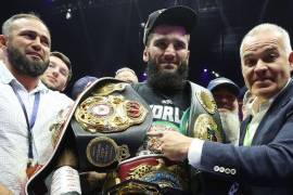 Artur Beterbiev es ahora el campeón indiscutido de pesos semipesados luego de vencer a Dmitry Bivol.