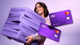 La Cajita Turbo es una opción de ahorro integrada a la Cuenta Nu de Débito que ofrece un rendimiento anual del 13% y liquidez inmediata, disponible para usuarios que realicen al menos una transacción mensual con sus tarjetas Nu.