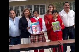 Diana Haro Martínez, alcaldesa de Sabinas, realizó la entrega libros de texto a estudiantes de la escuela primaria “Benito Juárez” en un evento emblemático.