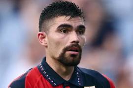 Johan Vásquez portó el gafete de capitán y comandó la defensa del Genoa frente al Napoli.