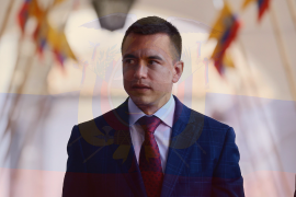 Manifestantes lanzan piedras contra el vehículo del presidente de Ecuador