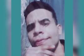 La ficha de búsqueda incluye señas particulares y tatuajes que podrían facilitar su identificación.