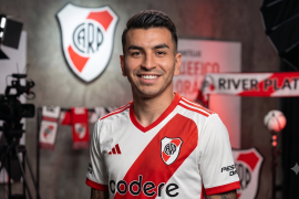 Ángel Correa desea regresar al futbol argentino, pero los constantes cambios en la negociación mantienen su futuro en suspenso.