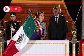 Claudia Sheinbaum encabeza desde Palacio Nacional la ceremonia del Grito de Independencia ante miles de personas reunidas en el Zócalo de CDMX.