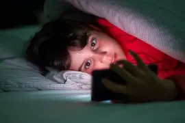 El establecimiento de límites y horarios en el uso de pantallas contribuye a prevenir afectaciones emocionales, problemas de sueño y aislamiento social en adolescentes.