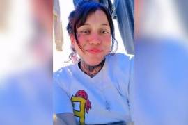 Entre sus señas particulares destacan múltiples tatuajes en rostro, cuello y pecho, así como perforaciones en la nariz y labio superior.