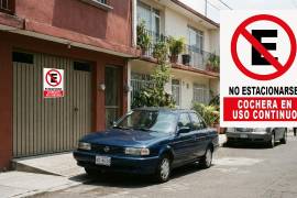 El espacio de la calle frente a una vivienda no pertenece al propietario del inmueble. Sin embargo, existen restricciones para estacionarse.