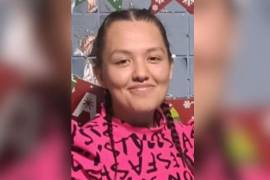 Entre las señas particulares de la joven destacan varios tatuajes visibles, así como un vendaje en el pie izquierdo, lo que podría facilitar su identificación por parte de la población.