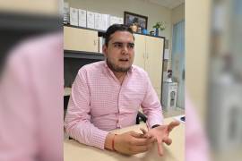 Marcelo Sánchez, titular de la Dirección de Medio Ambiente de Torreón, supervisa la aplicación de hidrogel en la reforestación.