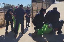 Policías municipales de Hermosillo convivieron con niñas y niños de La Cholla durante una posada navideña donde el Grinch fue “detenido” simbólicamente y se entregaron cerca de dos mil regalos.