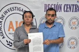 La pareja fue detenida en la ciudad de Torreón tras ser relacionada con estafas a adultos mayores.