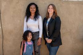 Fotografía cedida por Public Counsel donde aparece Deysi Vargas (i), su hija Sofía, que sufre del síndrome del intestino corto, y Rebecca Brown (d), abogada del Proyecto de Derechos de los Inmigrantes de Public Counsel.