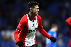 César Montes durante el partido frente al Krylia Sovetov, manteniendo la defensa del Lokomotiv.