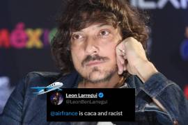 Mensajes como “Air France is caca and racist” fueron compartidos y luego borrados por Larregui, generando controversia.