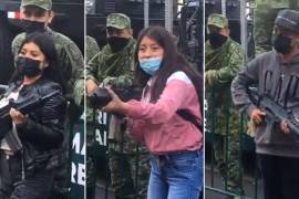En el desfile militar del 212 aniversario del inicio de la independencia de México, dos militares prestaron fusiles a menores y adultos para que se tomaran fotos