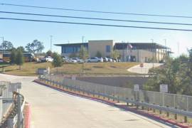 Autoridades investigan el tiroteo en una escuela al norte de San Antonio donde un alumno disparó contra una maestra y murió en el lugar.