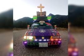 El Renotaxi de Saltillo recorre las avenidas con un altar móvil y catrina, celebrando el Día de Muertos.