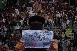 Cientos de jóvenes marcharon para exigir justicia durante la marcha conmemorativa del 2 de octubre a 56 años de la matanza de los estudiantes en la Plaza de las Tres Culturas.