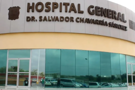 Paramédicos de la Cruz Roja atendieron a la acompañante del motociclista y la trasladaron al hospital.