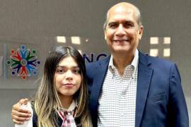 Yenifer Karime Covarrubias se reunió con el alcalde de Monclova, Mario Dávila Delgado, previó a su viaje para representar a México en Colombia.