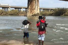 Migrantes cruzan por el río Bravo en su camino hacia Estados Unidos desde Piedras Negras.