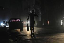 Una avería en la subestación Holguín 220 kV deja a oscuras a Santiago de Cuba y provincias vecinas, agravando una crisis energética alimentada por la falta de crudo y tensiones políticas.