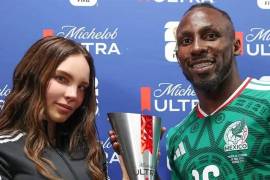 El delantero mexicano Julián Quiñones recibió el premio al MVP tras la victoria de México ante Ecuador, pero la entrega del trofeo por parte de Belinda desató comentarios y bromas entre aficionados.