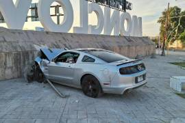 El Mustang GT gris quedó completamente destrozado tras estrellarse contra la base de la estructura “Prendamos Monclova”.