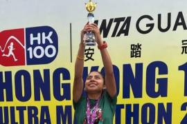 La mexicana Miriam Morales celebra su triunfo en el 33K del Hong Kong 100, competencia emblemática del trail running mundial disputada en territorio asiático.