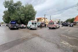 Ambulancias y unidades de seguridad permanecen en el exterior de la Secundaria 13 de La Unión, donde este jueves se reportó el alta de una de las personas heridas en el ataque.