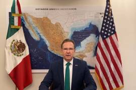 El actual embajador de México en Estados Unidos, Esteban Moctezuma Barragán, señaló este martes que se quedará al frente de la misión diplomática mexicana en el país vecino.