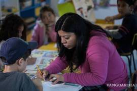Se subrayó que los maestros en México trabajan más horas anuales que sus colegas en otros países de la OCDE, lo que afecta su desempeño y salud.