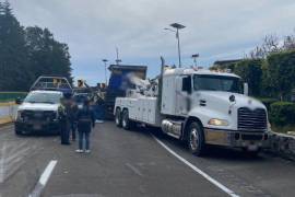 La volcadura de un tráiler que transportaba pollo para consumo la mañana de este lunes en la carretera México-Cuernavaca, a la altura de La Pera, a escasas horas de las celebraciones por Navidad.