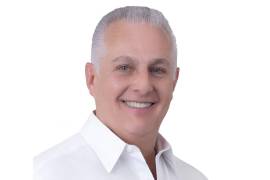 Militante del PRI desde los 18 años, Román Cepeda ocupó diversos puestos en la administración pública, incluyendo una diputación local, la Secretaría del Trabajo de Coahuila y la dirigencia municipal de su partido.