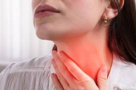 La nueva variante de Covid-19 apodada “Garganta de cuchilla” causa un dolor punzante en la garganta y fatiga intensa. La OMS alerta sobre su expansión, aunque no es más letal. Conoce sus síntomas y cómo protegerte.