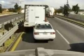 Un trágico accidente ocurrió el 20 de diciembre en la autopista Puebla-Orizaba, cuando un tráiler, presuntamente sin frenos, terminó aplastando a los ocupantes de un automóvil Tsuru.