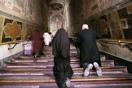 Conoce dónde está la Escalera Santa, los 28 peldaños que, según la tradición, subió Jesús ante Pilatos y por qué sigue siendo un símbolo de devoción.