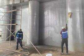 Trabajadores del SIMV realizan labores de aplicación de pintura antigraffiti en puentes vehiculares rumbo al TSM.