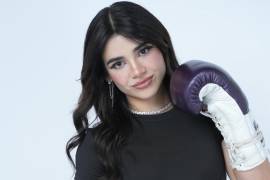 Alana Flores presumió en un stream el cinturón miniatura que el CMB le entregó tras su triunfo sobre Gala Montes en el Palacio de los Deportes.