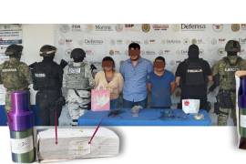 A menos tres personas fueron detenidas por su presunta participación en la fabricación de los artefactos explosivos en paquetes de perfumes en los municipios de Coatzacoalcos y Papantla, Veracruz.