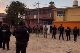 Autoridades federales y estatales aseguraron un taller clandestino de uniformes y equipo táctico en Ecatepec de Morelos; hallaron chalecos, granadas y detuvieron a dos personas.